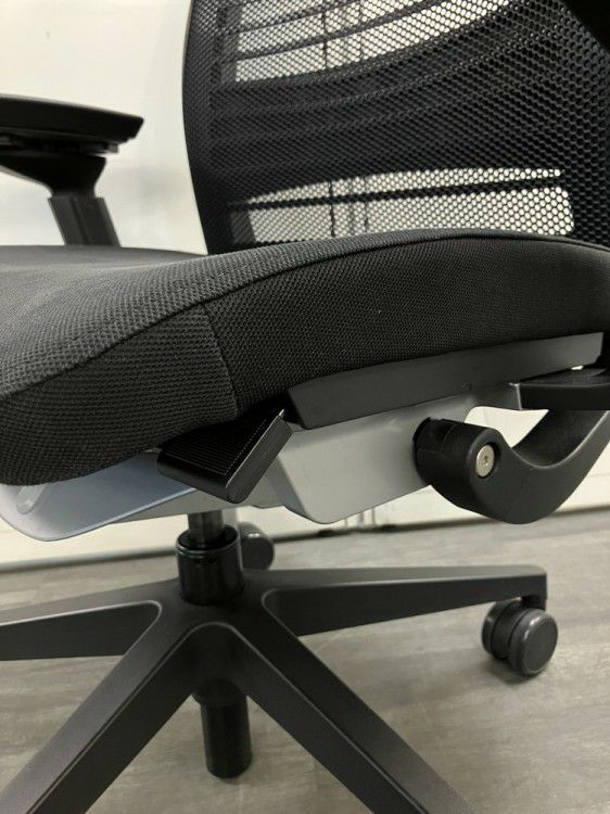 スチールケースシンク（Think）チェア 可動肘付シンクチェア 商品画像9