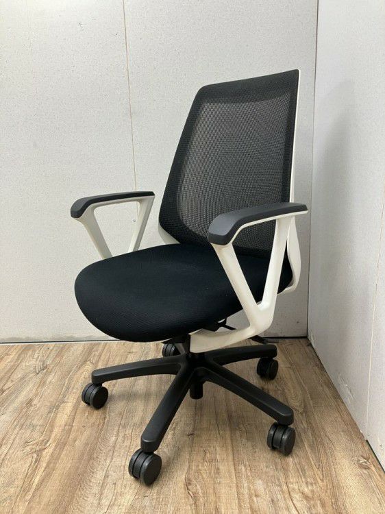 イトーキnona(ノナ)シリーズ 固定肘付ノナチェア 商品画像1