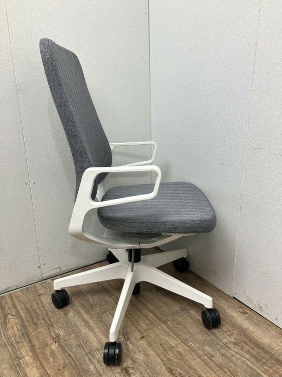 イトーキ肘付きレヴィチェア 商品画像4