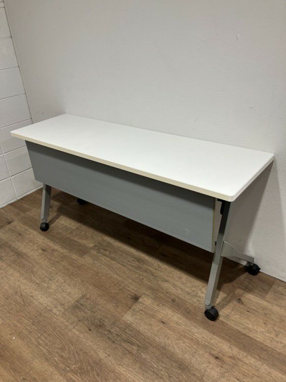 オカムラフラプターシリーズ 平行スタックテーブル 商品画像1