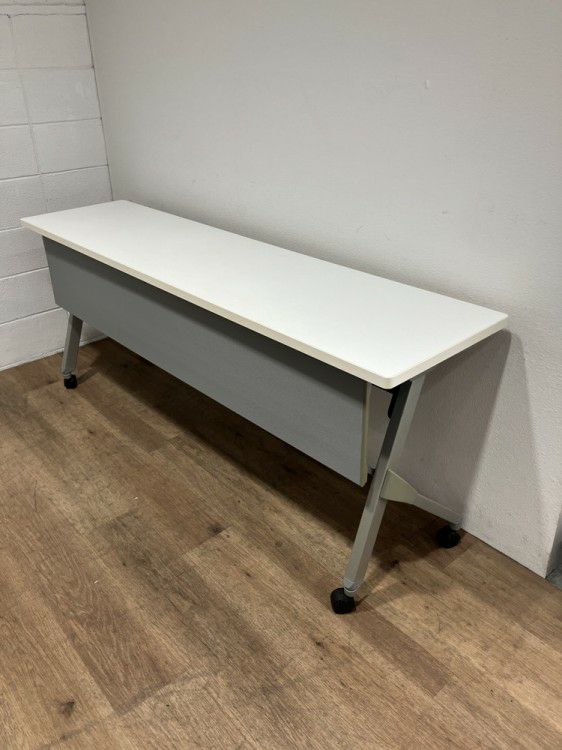 オカムラフラプターシリーズ 平行スタックテーブル 商品画像1