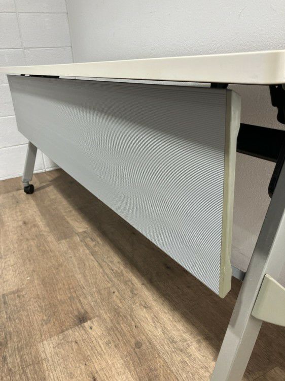 オカムラフラプターシリーズ 平行スタックテーブル 商品画像2