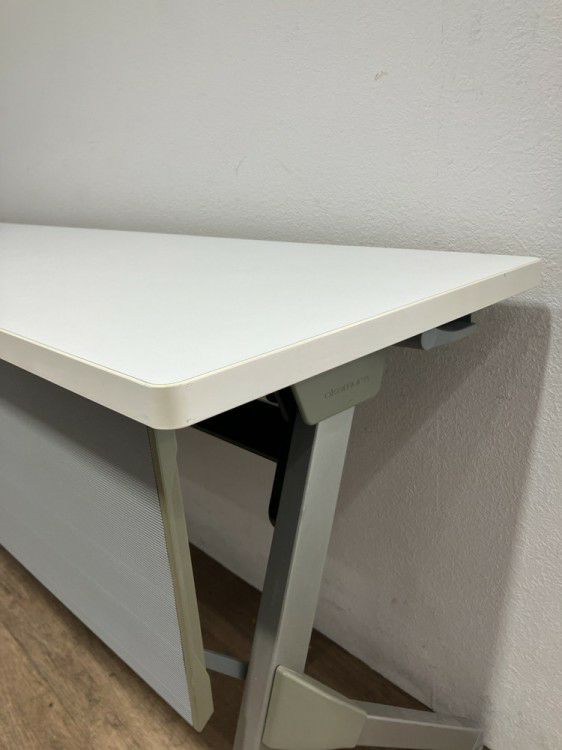 オカムラフラプターシリーズ 平行スタックテーブル 商品画像3