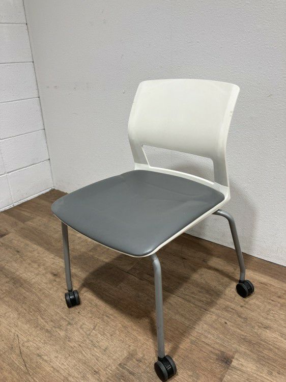 コクヨスタッキングチェア 商品画像1