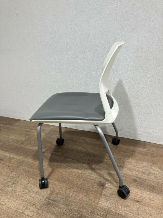 コクヨスタッキングチェア 商品画像2