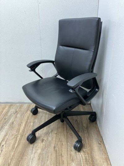 オカムラDuke(デューク)シリーズ 固定肘付デュークチェア 商品画像1