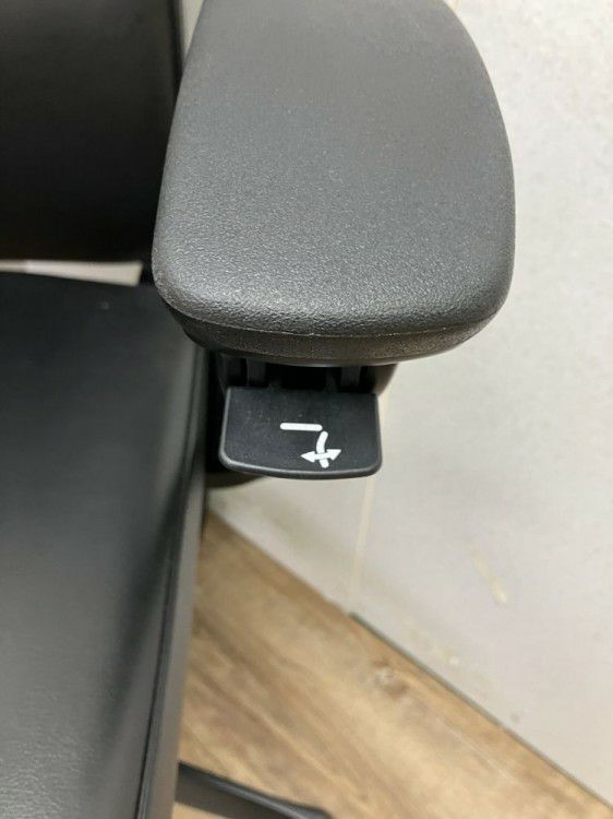 オカムラDuke(デューク)シリーズ 固定肘付デュークチェア 商品画像6