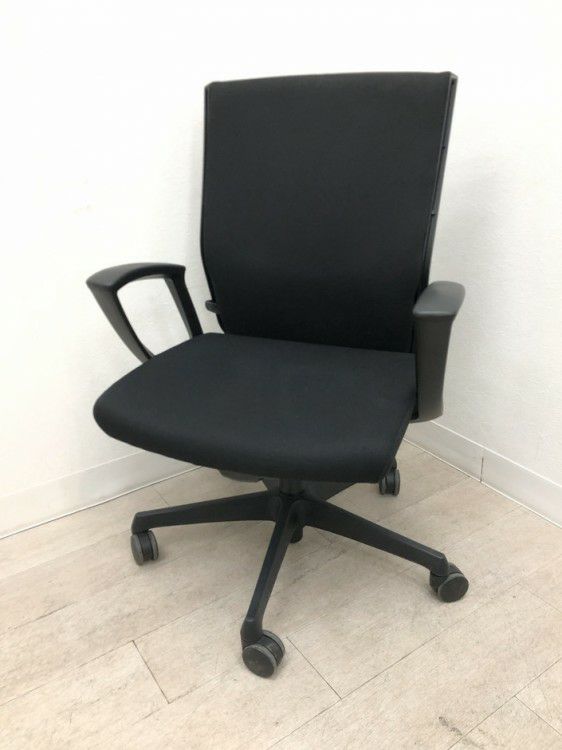 オカムラESCUDO(エスクード)チェア 可動肘付エスクードチェア 商品画像1