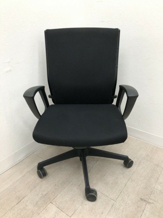 オカムラESCUDO(エスクード)チェア 可動肘付エスクードチェア 商品画像2