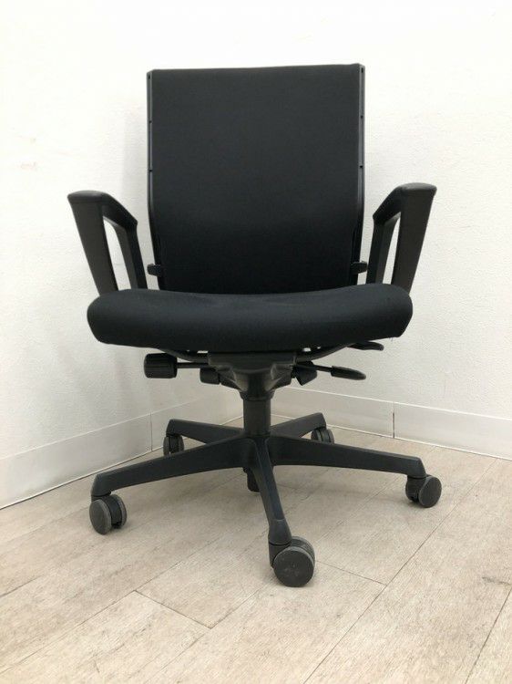 オカムラESCUDO(エスクード)チェア 可動肘付エスクードチェア 商品画像3