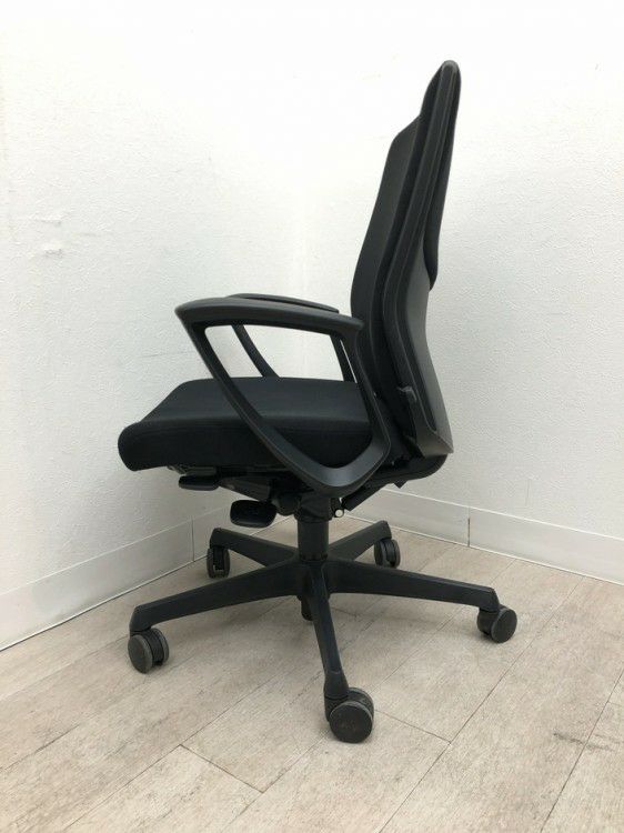 オカムラESCUDO(エスクード)チェア 可動肘付エスクードチェア 商品画像4