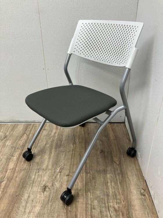 ウチダ（内田洋行）ネスティングチェア 商品画像1