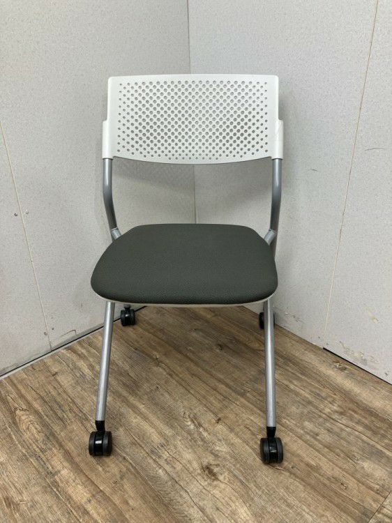 ウチダ（内田洋行）ネスティングチェア 商品画像2