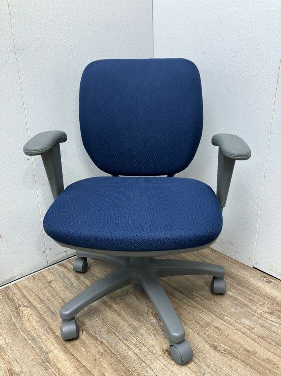 オカムラVILLAGE(ビラージュ)シリーズ 可動肘付ビラージュチェア 商品画像2