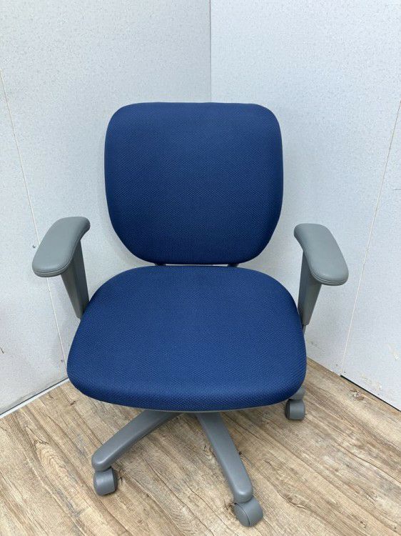 オカムラVILLAGE(ビラージュ)シリーズ 可動肘付ビラージュチェア 商品画像3