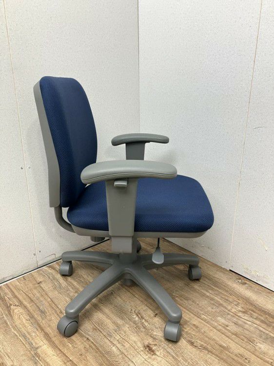 オカムラVILLAGE(ビラージュ)シリーズ 可動肘付ビラージュチェア 商品画像4