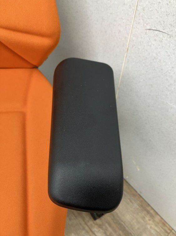 イトーキ可動肘付フリップフラップチェア 商品画像7