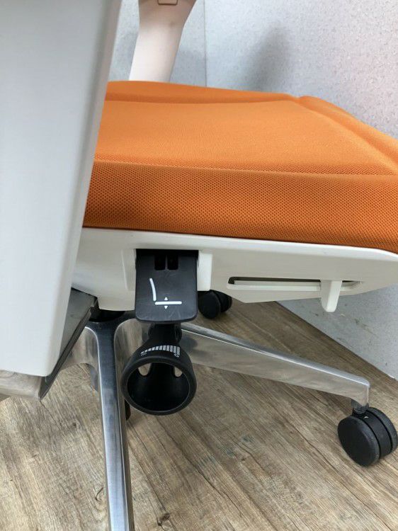 イトーキ可動肘付フリップフラップチェア 商品画像9