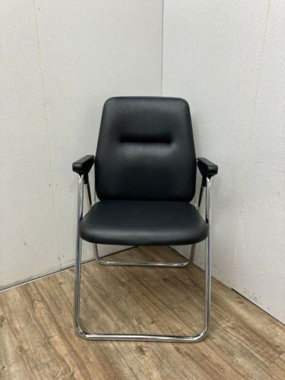 コクヨ肘付折りたたみイス 商品画像1