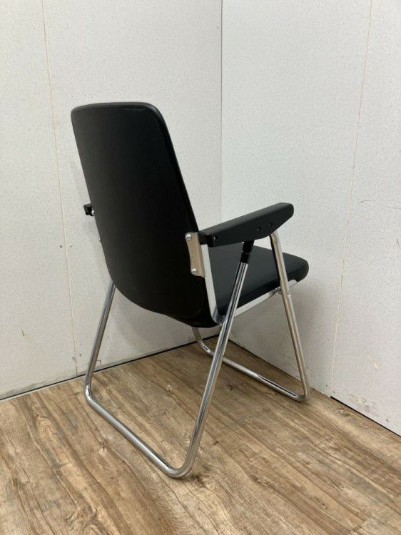 コクヨ肘付折りたたみイス 商品画像4