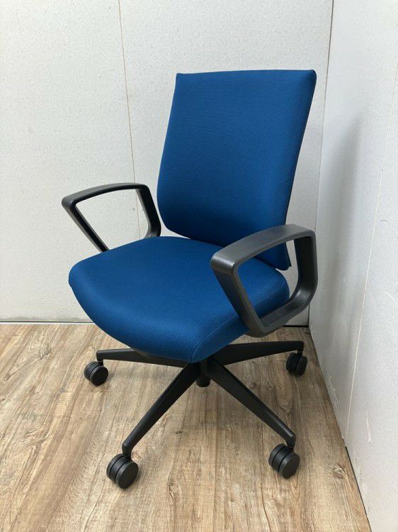 コクヨWizard4(ウィザード4)シリーズ 固定肘付ウィザード4チェア 商品画像1