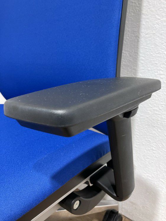 スチールケースシンク（Think）チェア 可動肘付シンクチェア 商品画像5