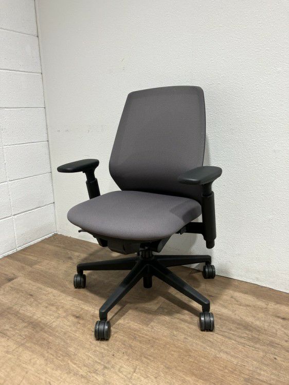 ウチダ（内田洋行）可動肘付ニンバスチェア 商品画像1