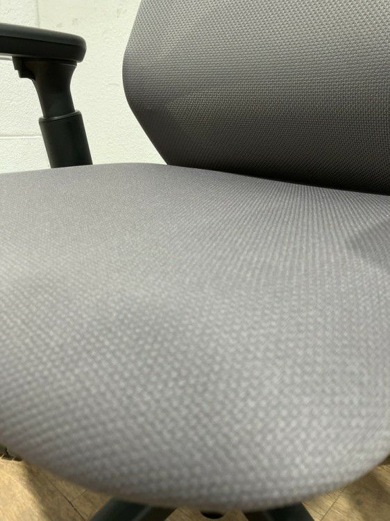 ウチダ（内田洋行）可動肘付ニンバスチェア 商品画像3