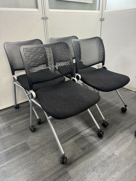 ウチダ（内田洋行）ブルーメシリーズ ネスティングチェア4脚セット 商品画像1