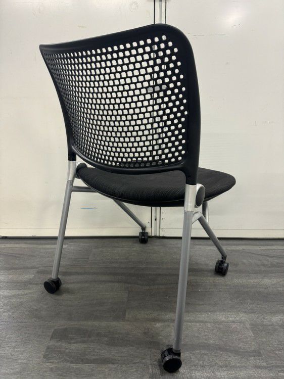 ウチダ（内田洋行）ブルーメシリーズ ネスティングチェア4脚セット 商品画像3