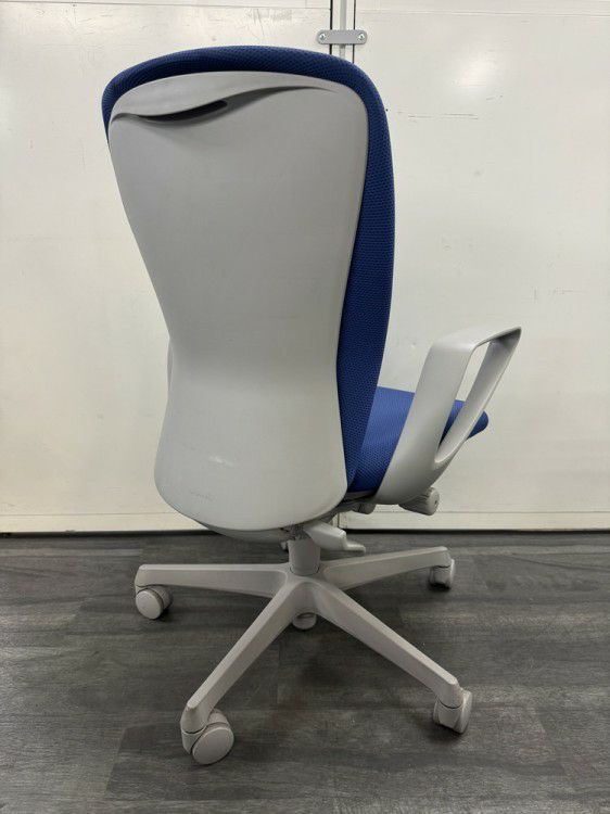 オカムラsulato(スラート)シリーズ 固定肘付スラートチェア 商品画像2