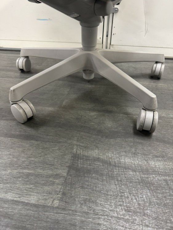 オカムラsulato(スラート)シリーズ 固定肘付スラートチェア 商品画像5