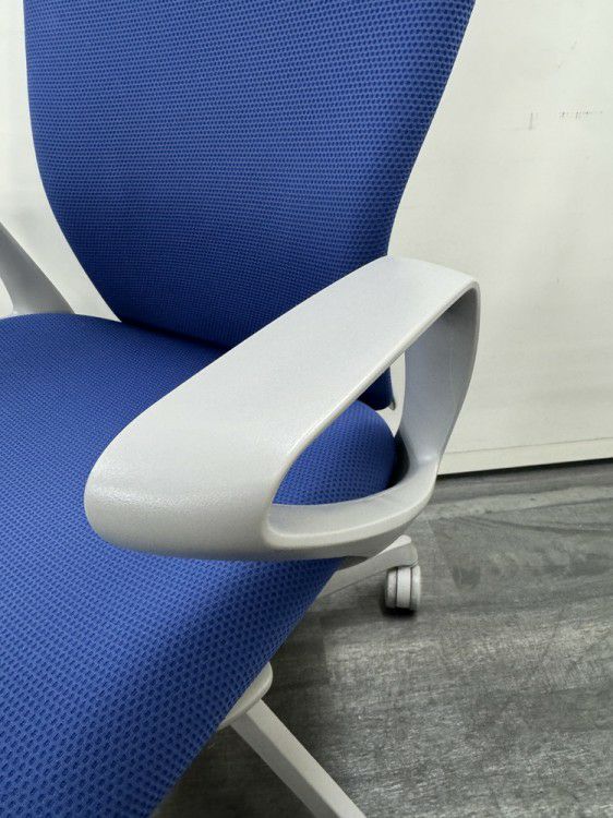 オカムラsulato(スラート)シリーズ 固定肘付スラートチェア 商品画像6