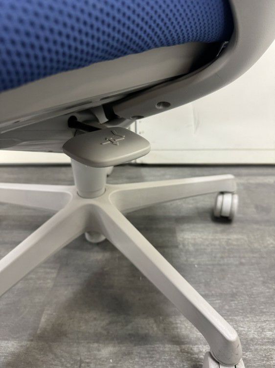 オカムラsulato(スラート)シリーズ 固定肘付スラートチェア 商品画像7