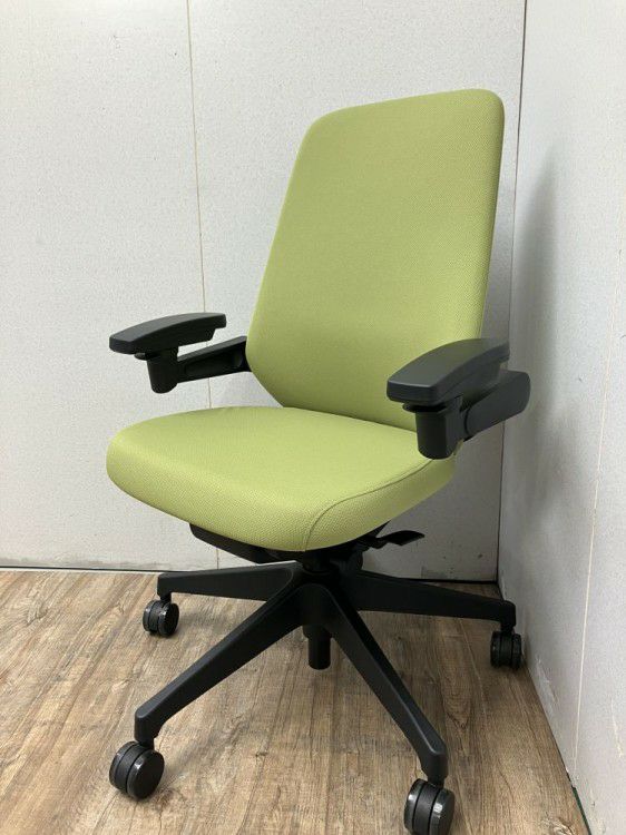 イトーキノート(nort)チェア 可動肘付ノートチェア 商品画像1