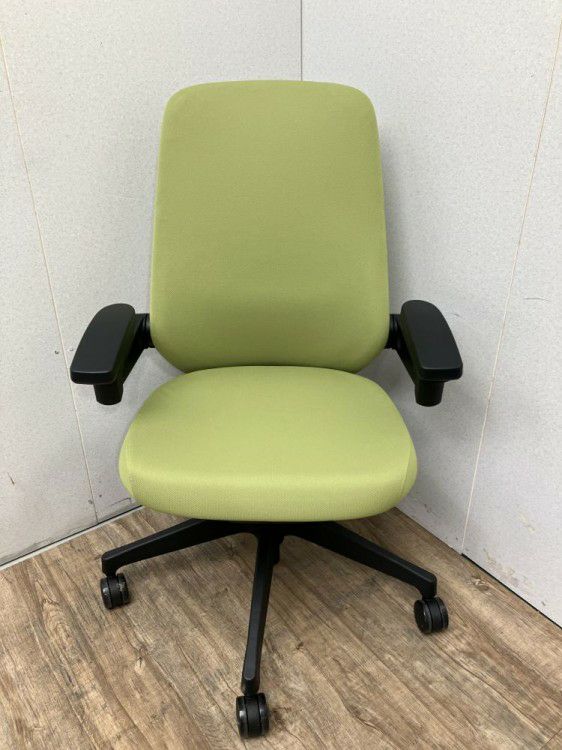 イトーキノート(nort)チェア 可動肘付ノートチェア 商品画像3