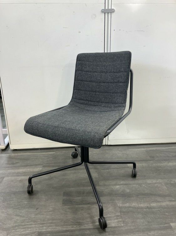 コクヨデイズオフィス オフセットフレームシリーズ ミーティングチェア4脚セット 商品画像2