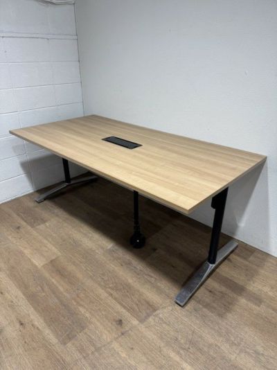 コクヨビエナ（VIENA）シリーズ ミーティングテーブル 商品画像1