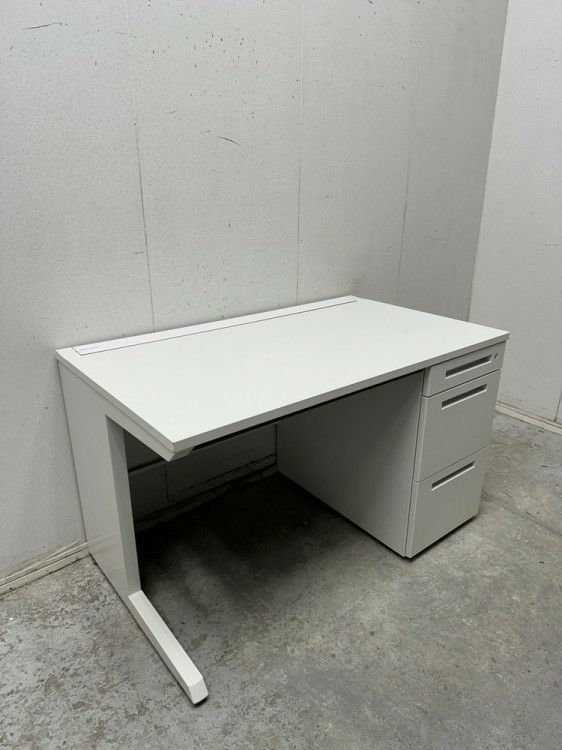 イトーキCZRシリーズ 1200片袖デスク 商品画像1