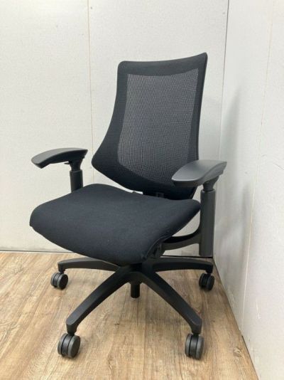 イトーキf(エフチェア)シリーズ 可動肘付エフチェア 商品画像1