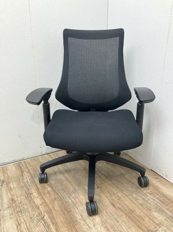 イトーキf(エフチェア)シリーズ 可動肘付エフチェア 商品画像2