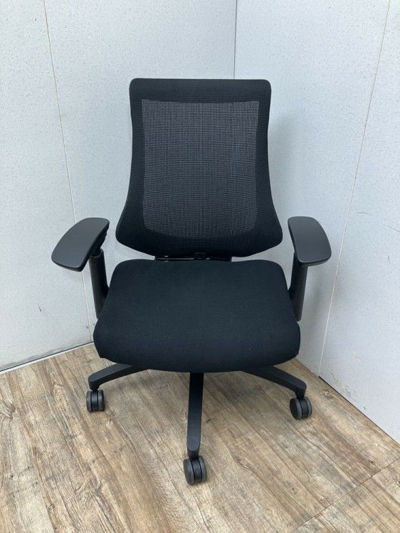 イトーキf(エフチェア)シリーズ 可動肘付エフチェア 商品画像3