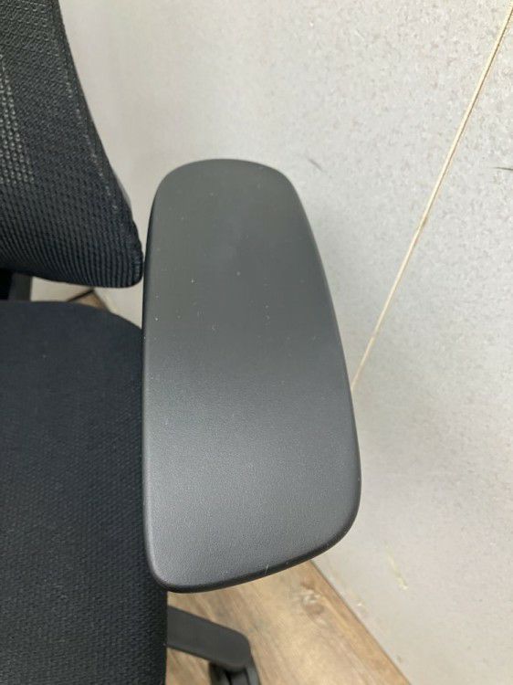 イトーキf(エフチェア)シリーズ 可動肘付エフチェア 商品画像4