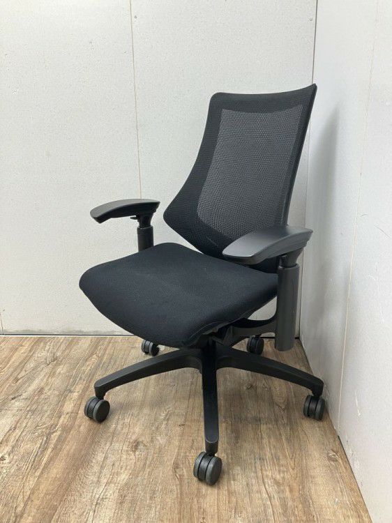 イトーキf(エフチェア)シリーズ 可動肘付エフチェア 商品画像1