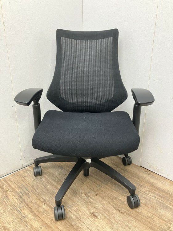 イトーキf(エフチェア)シリーズ 可動肘付エフチェア 商品画像2