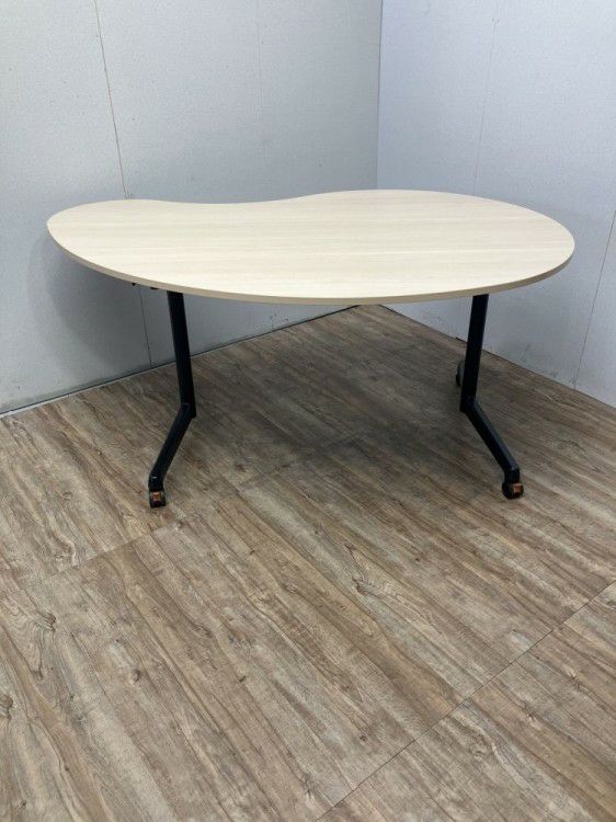 ウチダ（内田洋行）FT-1600シリーズ 勾玉型サイドスタックテーブル 商品画像1