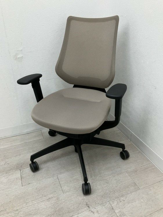 コクヨing(イング)チェア 可動肘付イングチェア 商品画像1