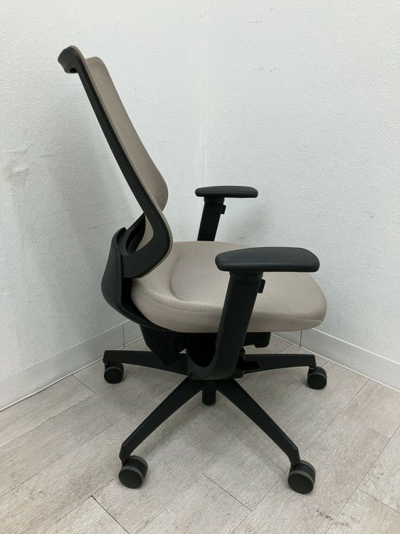 コクヨing(イング)チェア 可動肘付イングチェア 商品画像3