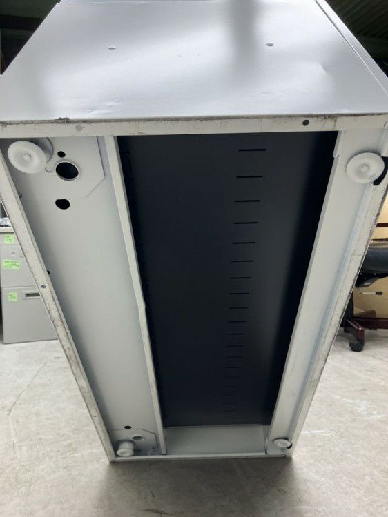 オカムラレクトラインシリーズ ラテラル付き24人用貴重品ロッカー 商品画像10