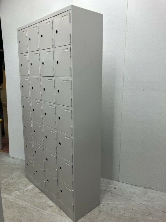 イトーキ28人用扉付きシューズロッカー 商品画像3